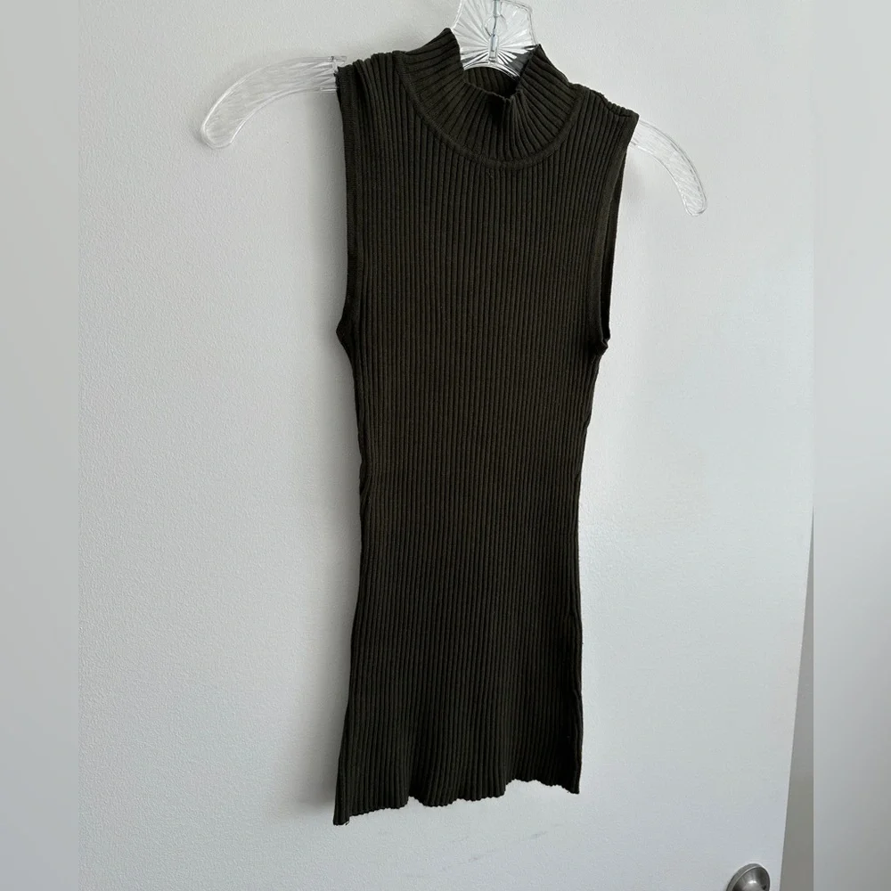 Hooked Up By I.O.T Sleeveless Turtleneck Ribbed Top in Green / Khaki Extra Small